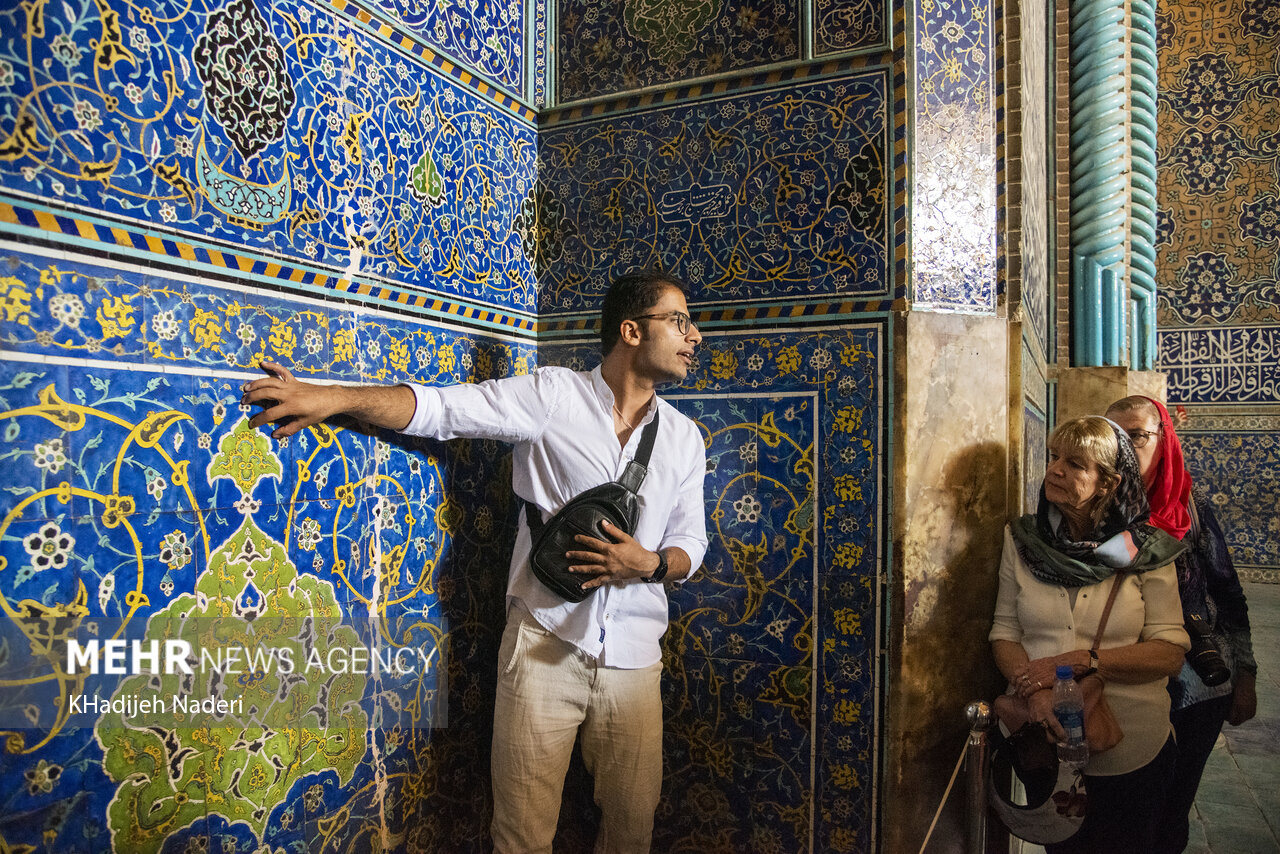 تصاویر: بازدید گردشگران خارجی از بناهای تاریخی اصفهان