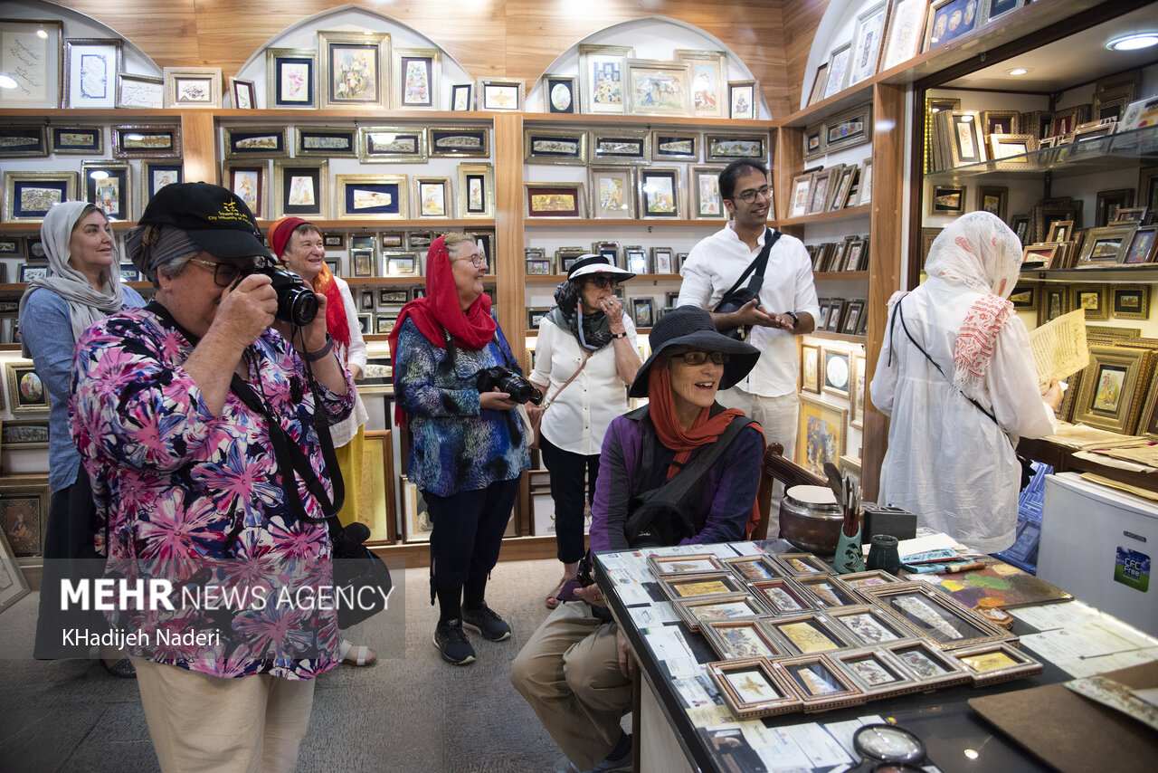 تصاویر: بازدید گردشگران خارجی از بناهای تاریخی اصفهان