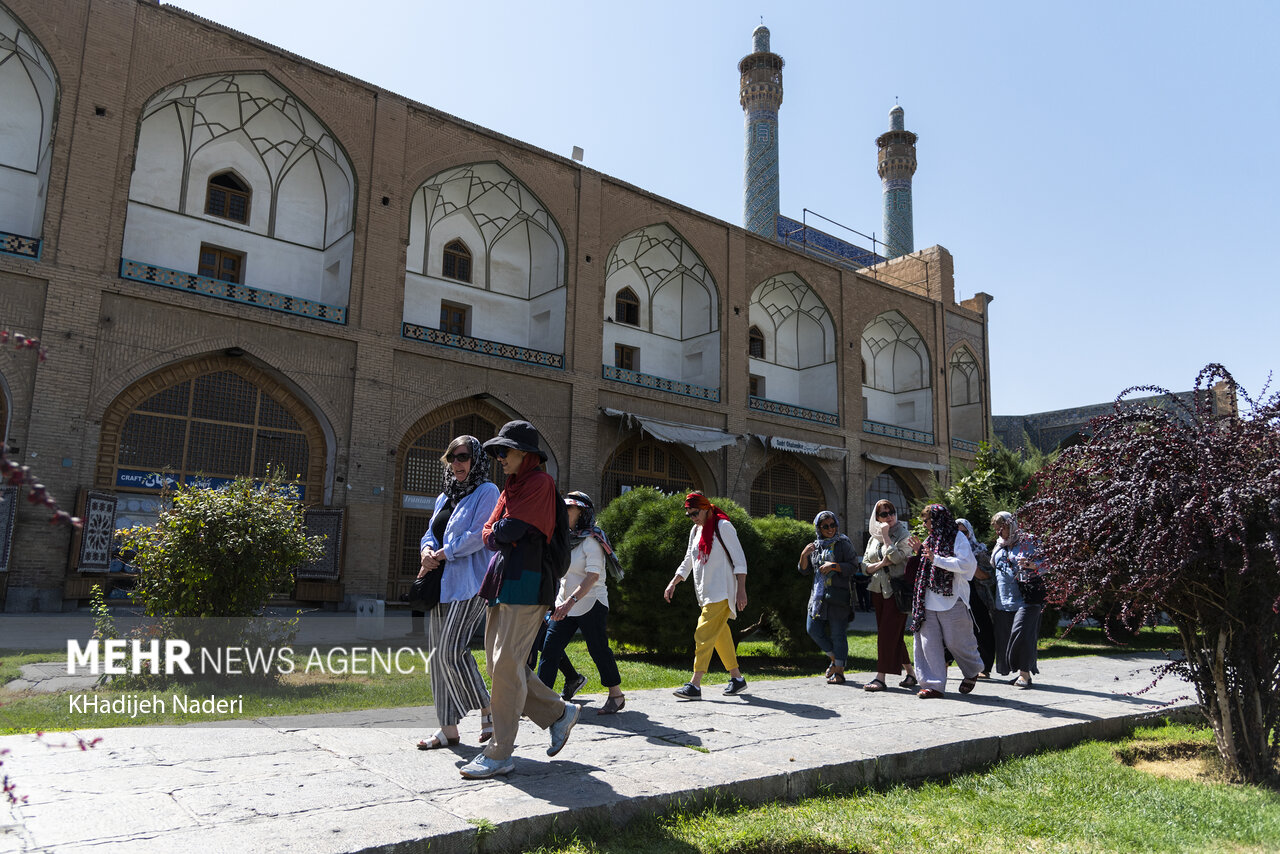 تصاویر: بازدید گردشگران خارجی از بناهای تاریخی اصفهان
