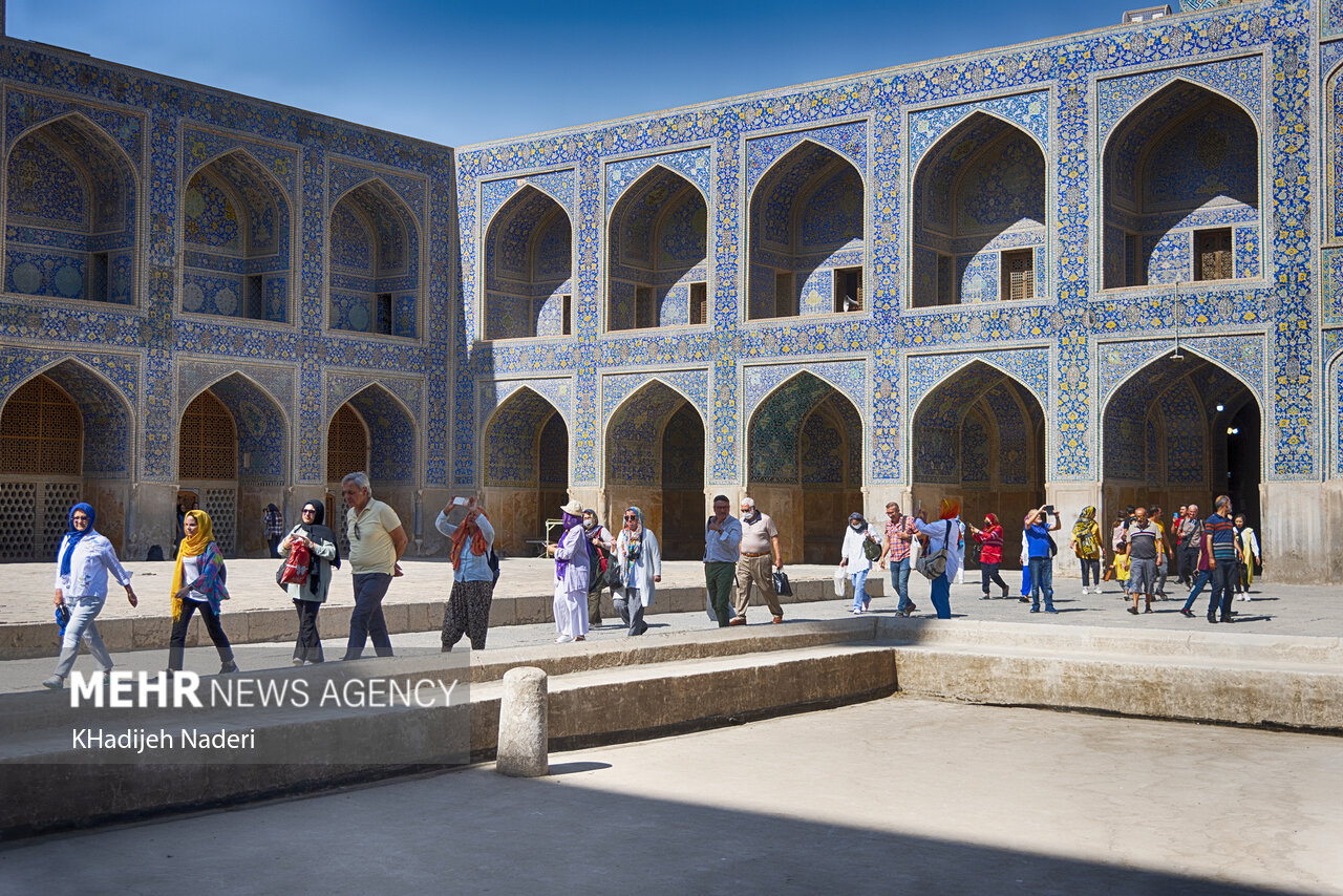 تصاویر: بازدید گردشگران خارجی از بناهای تاریخی اصفهان