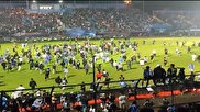 ویدیو / تصاویری از درگیری مرگبار در فوتبال اندونزی با بیش از ۱۰۰ کشته