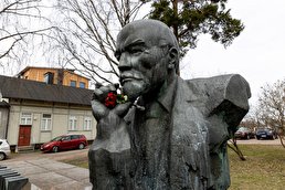 ویدیو / پاک‌سازی نمادهای روسی؛ جمع‌آوری مجسمه لنین از فنلاند