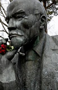 ویدیو / پاک‌سازی نمادهای روسی؛ جمع‌آوری مجسمه لنین از فنلاند