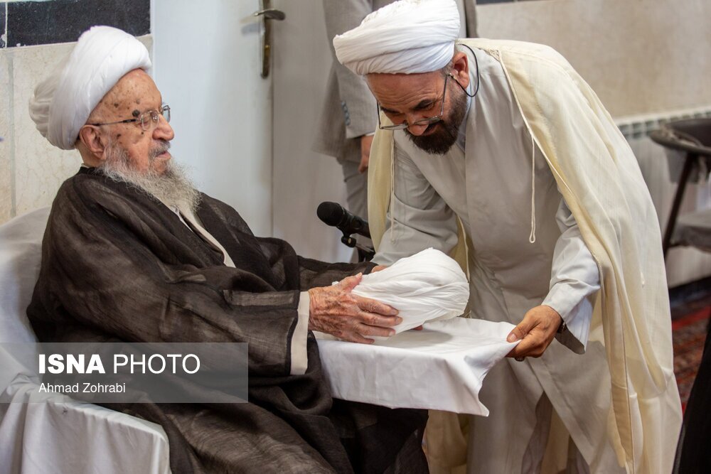 تصاویر: عمامه گذاری طلاب در روز میلاد پیامبر اکرم(ص)