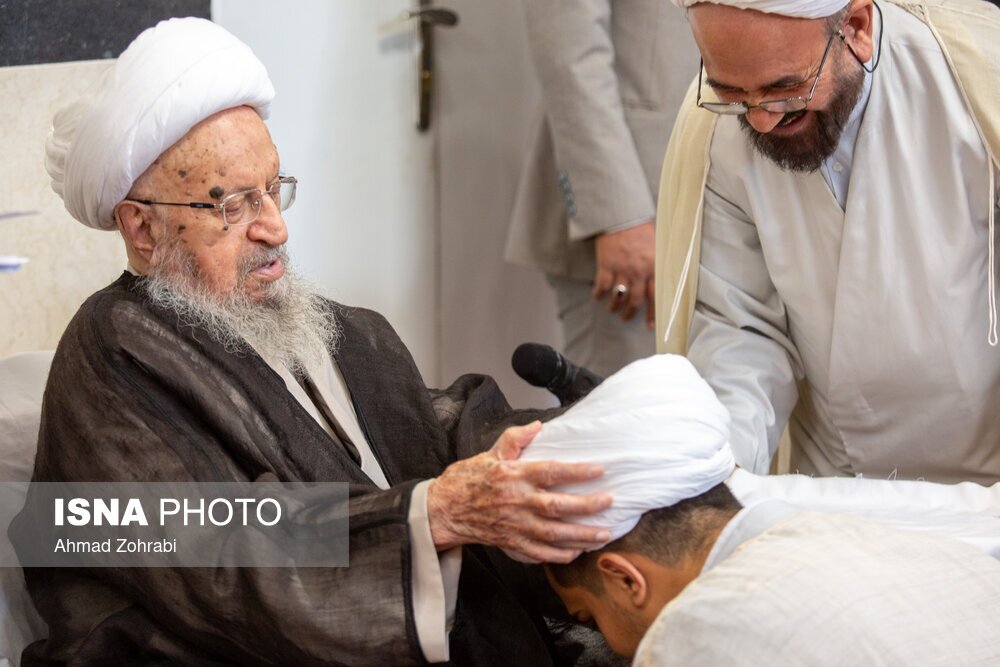 تصاویر: عمامه گذاری طلاب در روز میلاد پیامبر اکرم(ص)