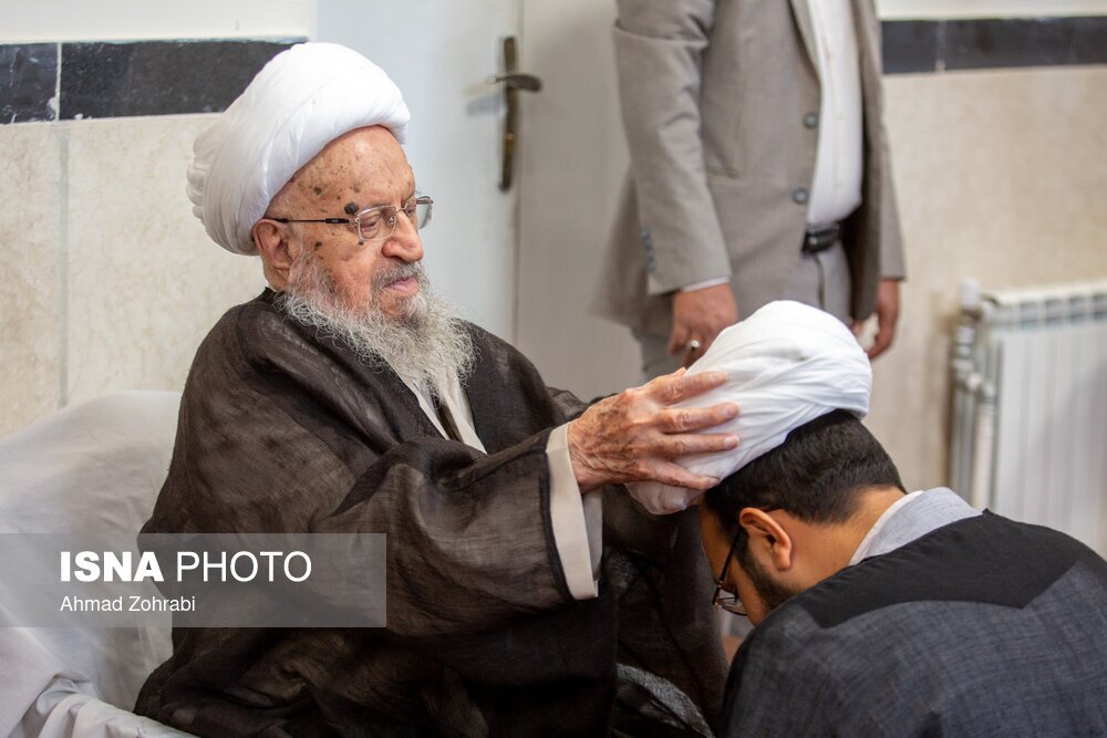 تصاویر: عمامه گذاری طلاب در روز میلاد پیامبر اکرم(ص)