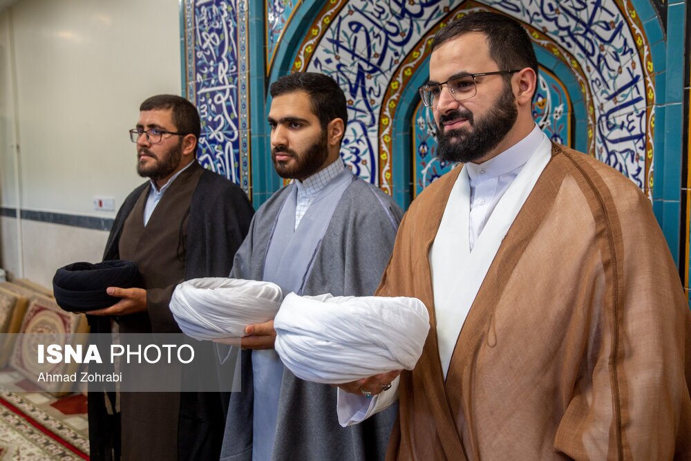 تصاویر: عمامه گذاری طلاب در روز میلاد پیامبر اکرم(ص)