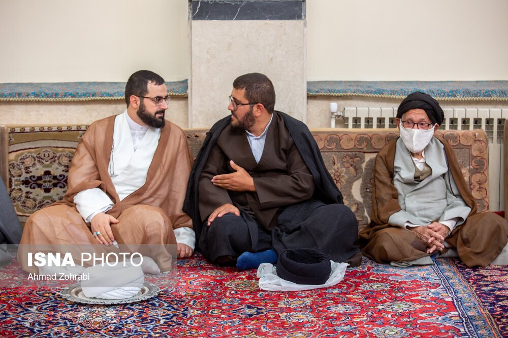 تصاویر: عمامه گذاری طلاب در روز میلاد پیامبر اکرم(ص)