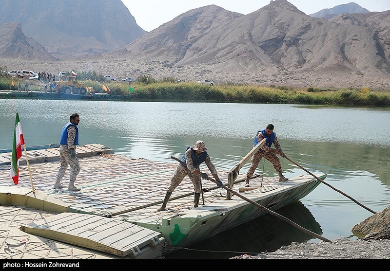 تصاویر: عبور یگان های زرهی سپاه از روی روخانه ارس