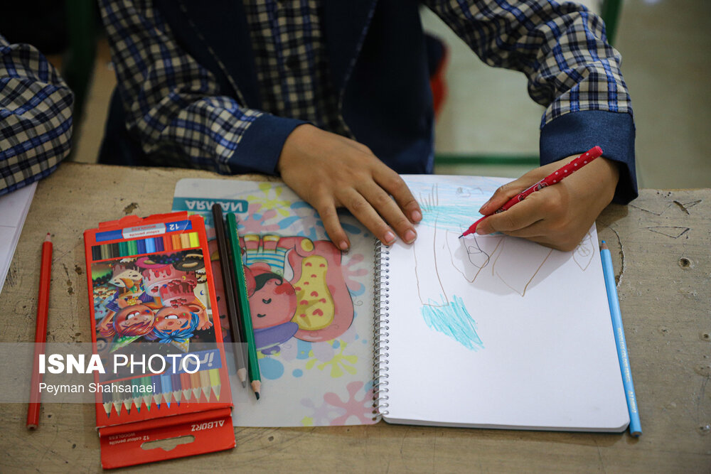 تصاویر: دانش آموزانی با کوله بار زندگی بر دوش
