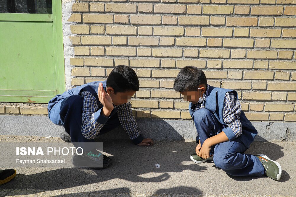 تصاویر: دانش آموزانی با کوله بار زندگی بر دوش