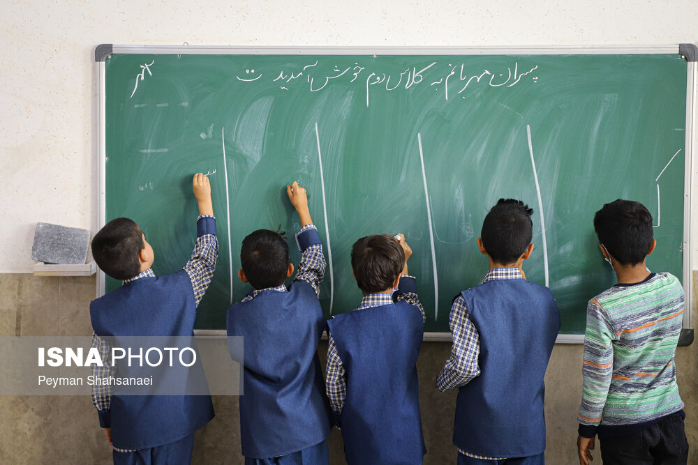 تصاویر: دانش آموزانی با کوله بار زندگی بر دوش