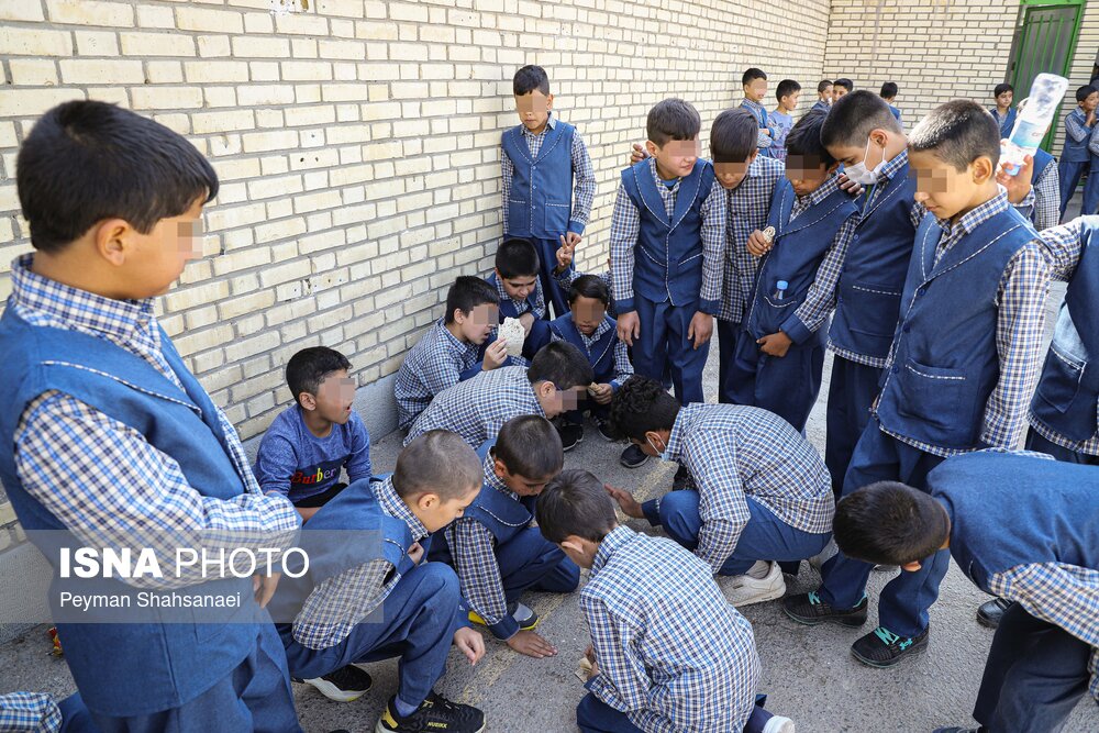 تصاویر: دانش آموزانی با کوله بار زندگی بر دوش