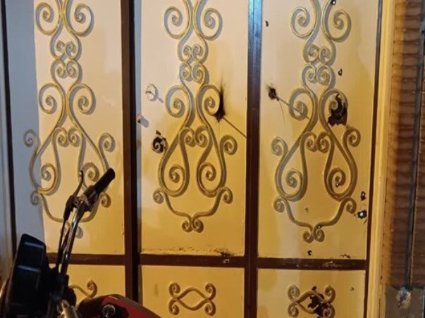 دفتر امام جمعه شادگان توسط یک موتور سوار ناشناس به رگبار بسته شد / برخورد تیرهای شلیک شده به در و تجهیزات دفتر