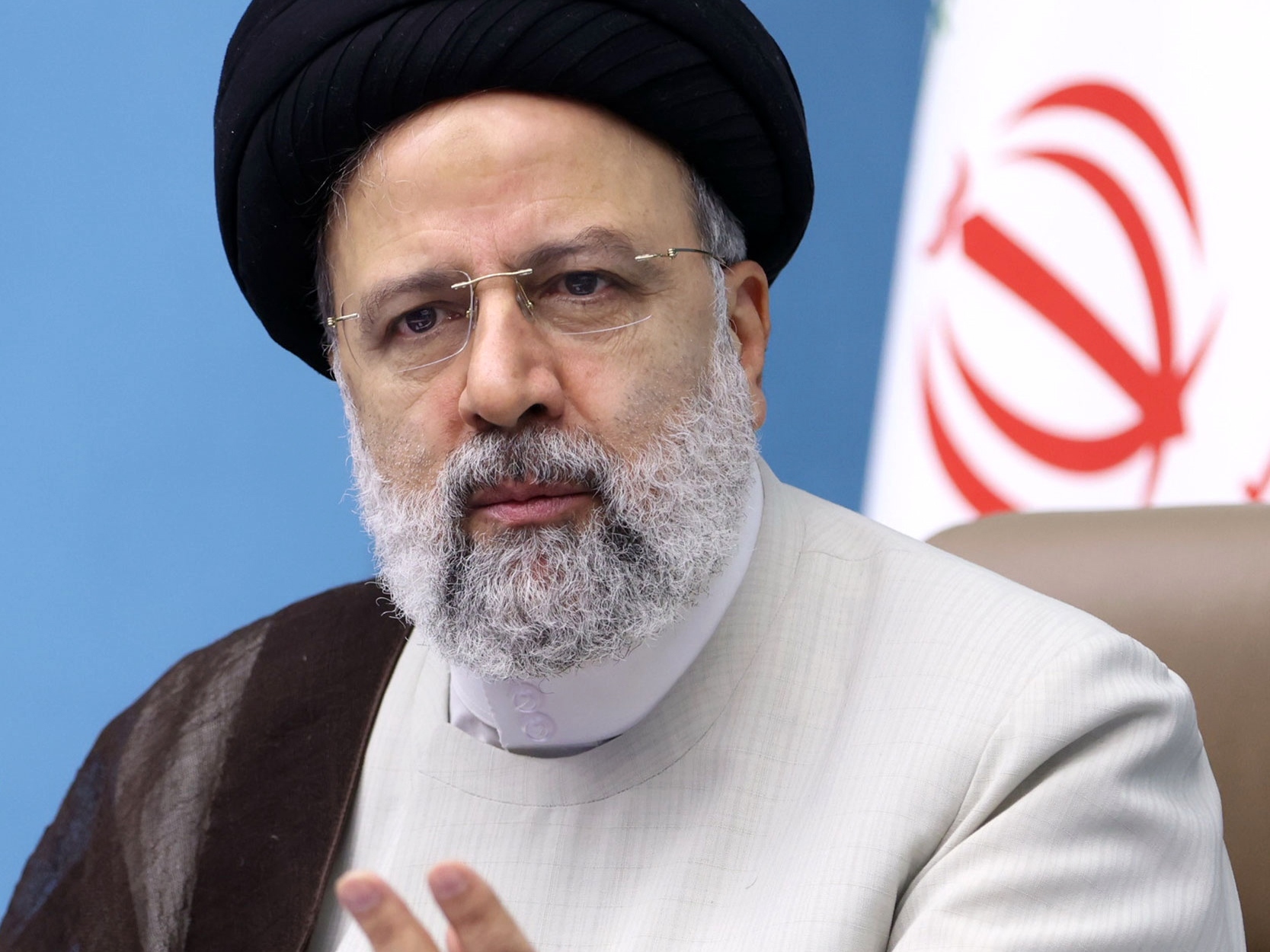 رئیس جمهور یکبار برای همیشه تکلیف مردم را در بحث حجاب روشن کند؛ طی لایحه ای بگویند حد حجاب کجاست؟