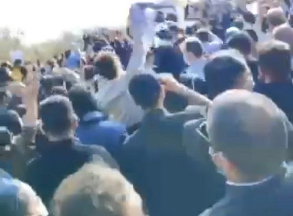 ایسنا: جمعیت حاضر در مراسم چهلم مهسا امینی در آرامستان سقز، ۱۰ هزار نفر بودند / به دنبال التهابات و درگیری‌های پراکنده، اینترنت شهر سقز قطع شد