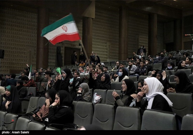 تصاویر: تماشای بازی ایران و انگلیس در دانشگاه بین‌المللی قزوین