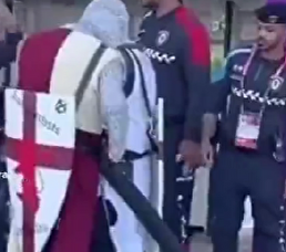 ویدیو / تیپ عجیب هوادار انگلیسی با لباس سربازان جنگ صلیبی در قطر