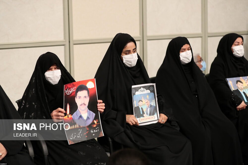 تصاویر: دیدار خانواده‌های شهدای حادثه تروریستی حرم مطهر شاهچراغ (ع) با مقام معظم رهبری