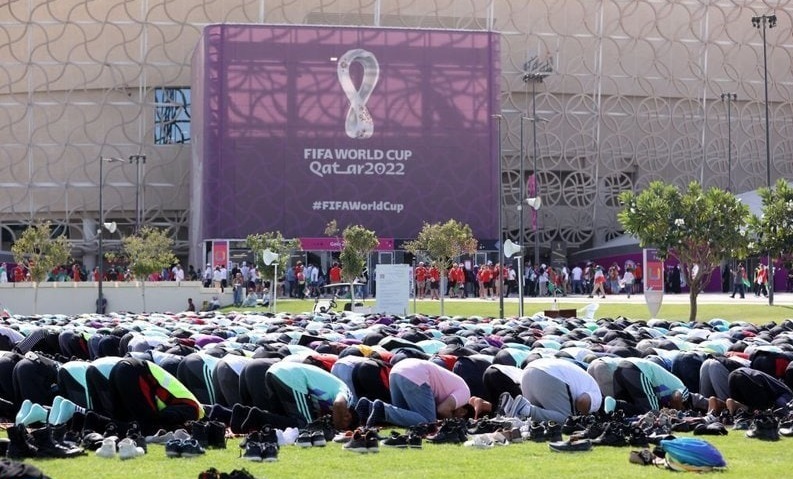 نماز جماعت قبل از بازی ایران- ولز