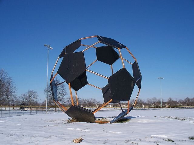 ۱۰ مورد از عظیم‌ترین مجسمه‌هایی که به شکل توپ فوتبال مجسم شدند