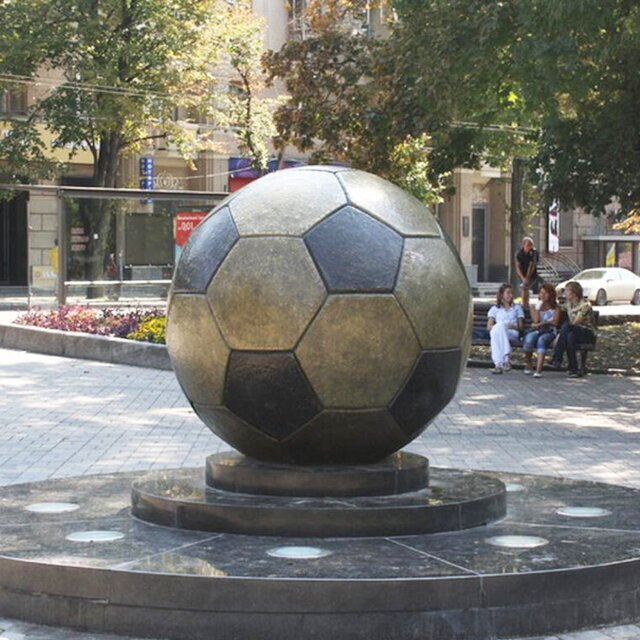 ۱۰ مورد از عظیم‌ترین مجسمه‌هایی که به شکل توپ فوتبال مجسم شدند