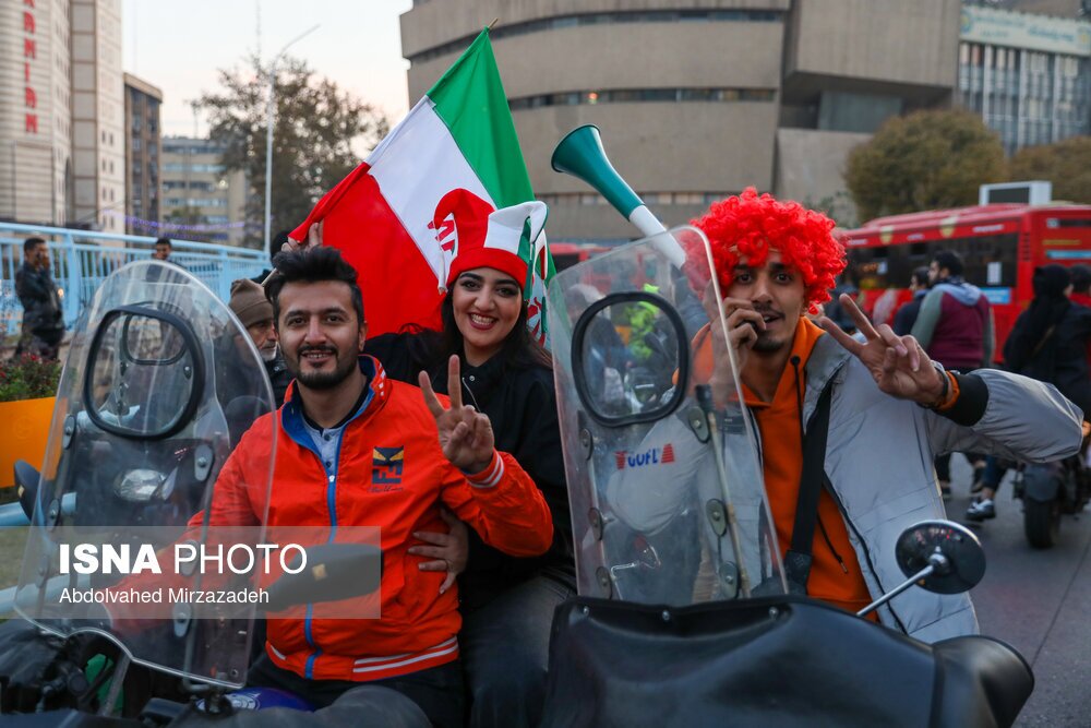 تصاویر: شادی مردم تهران پس از پیروزی ایران مقابل ولز