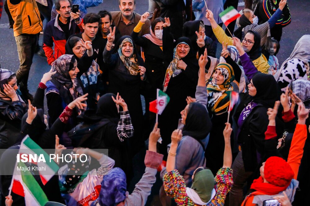 تصاویر: شادی مردم تهران پس از پیروزی ایران مقابل ولز