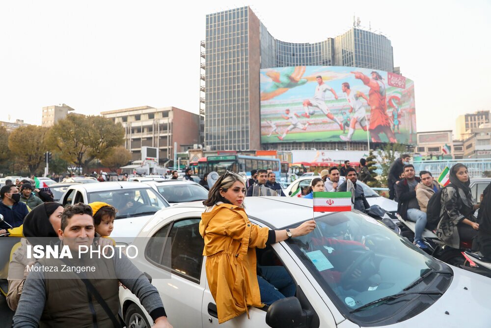 تصاویر: شادی مردم تهران پس از پیروزی ایران مقابل ولز