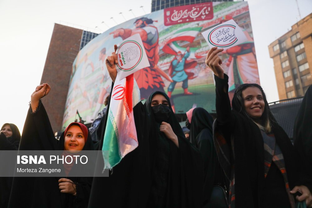 تصاویر: شادی مردم تهران پس از پیروزی ایران مقابل ولز