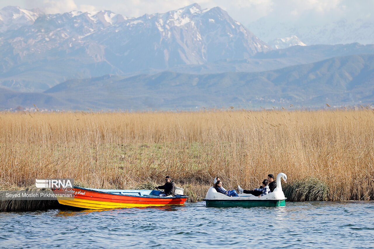 تصاویر: گردشگران نوروزی در دریاچه زریبار