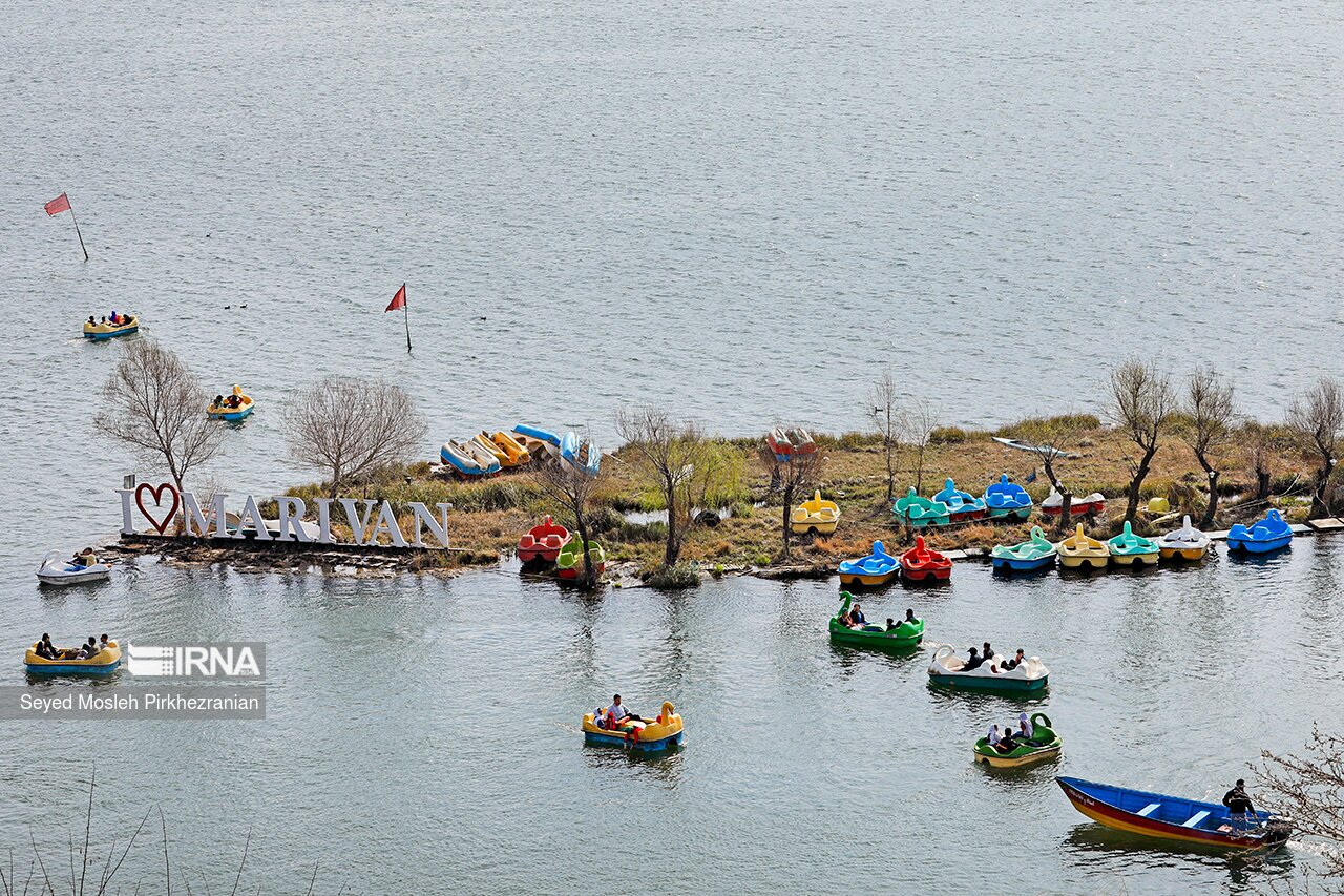تصاویر: گردشگران نوروزی در دریاچه زریبار