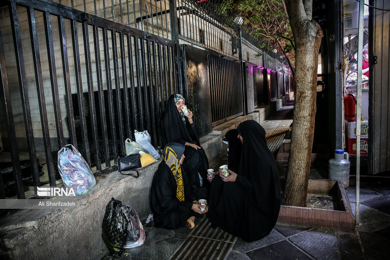تصاویری از معروف‌ترین خیابان تهران پس از افطار