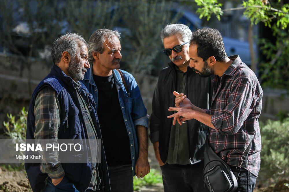 تصاویر: حضور اهالی سینما مقابل خانه کیومرث پوراحمد