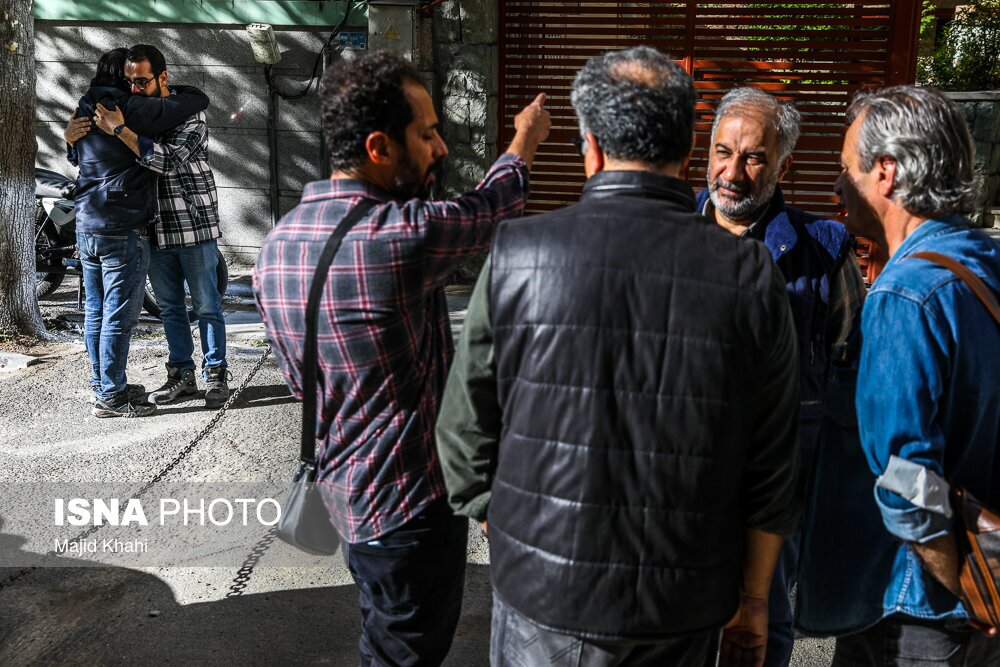 تصاویر: حضور اهالی سینما مقابل خانه کیومرث پوراحمد