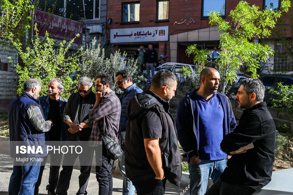 تصاویر: حضور اهالی سینما مقابل خانه کیومرث پوراحمد