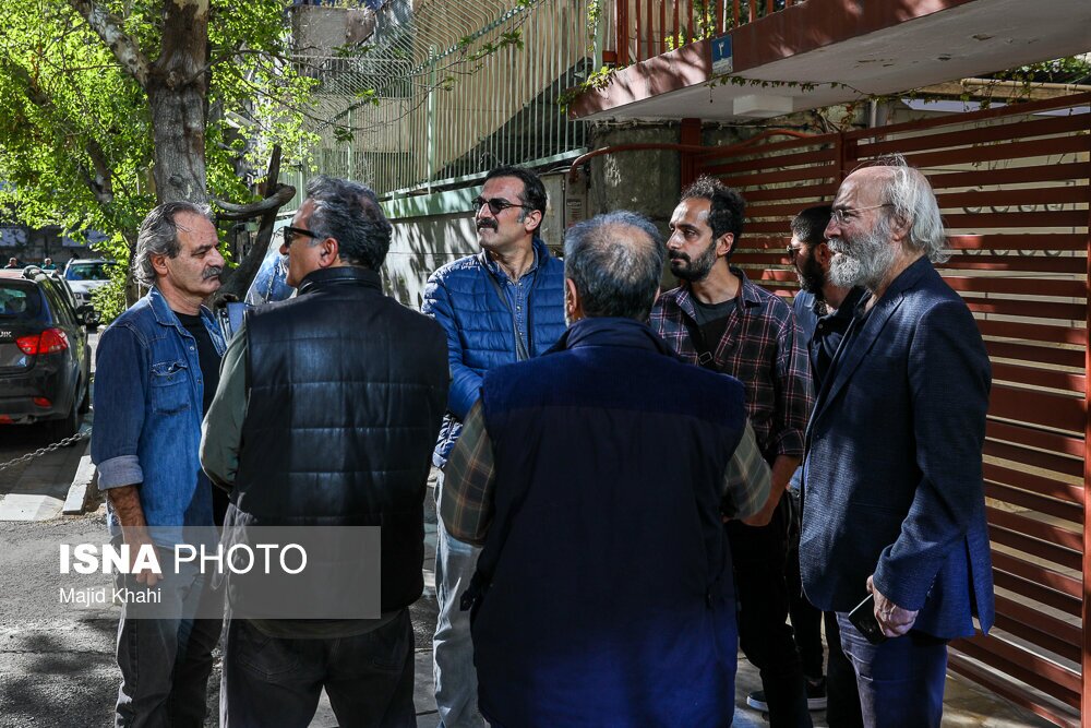 تصاویر: حضور اهالی سینما مقابل خانه کیومرث پوراحمد