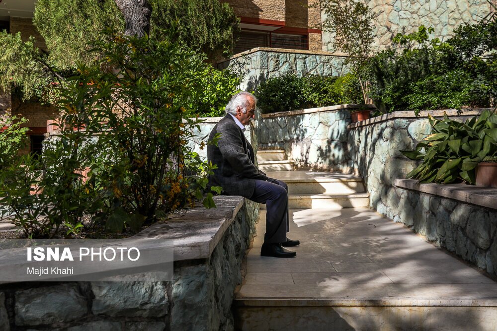 تصاویر: حضور اهالی سینما مقابل خانه کیومرث پوراحمد