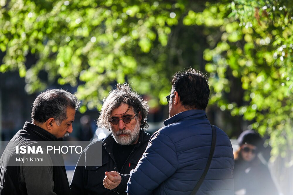 تصاویر: حضور اهالی سینما مقابل خانه کیومرث پوراحمد