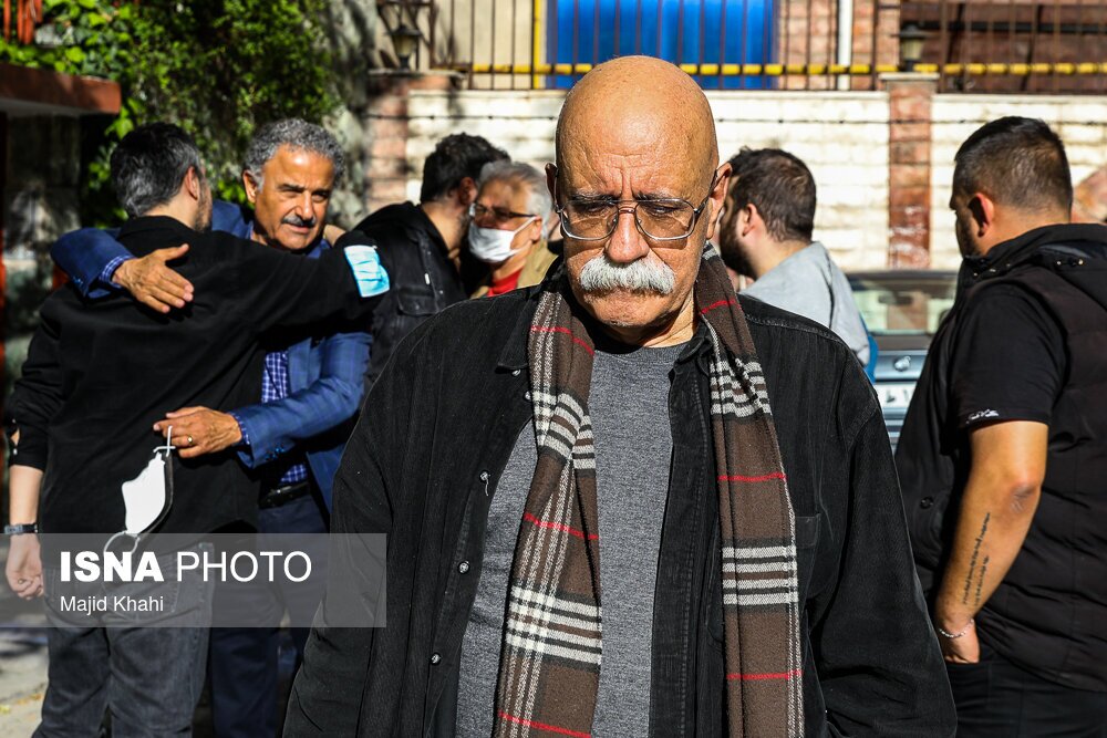 تصاویر: حضور اهالی سینما مقابل خانه کیومرث پوراحمد