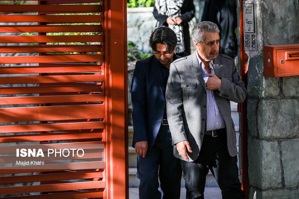 تصاویر: حضور اهالی سینما مقابل خانه کیومرث پوراحمد