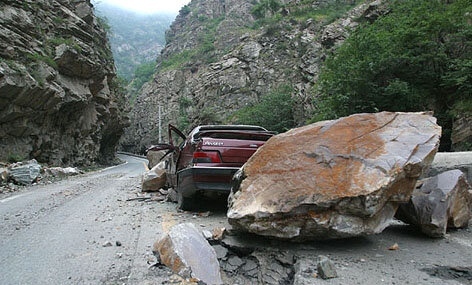 تداوم ریزش سنگ درجاده هراز / یک خانواده چهار نفره دچار سانحه شدند/ راهداری: سرعت راننده‌ها در جاده هراز بالاست
