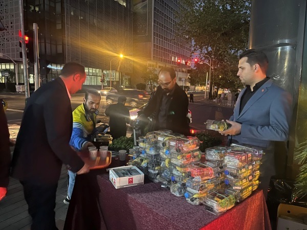 توزیع بسته های افطاری ساده در ایستگاه صلواتی بانک ملت