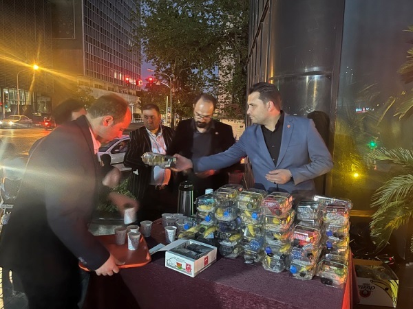 توزیع بسته های افطاری ساده در ایستگاه صلواتی بانک ملت