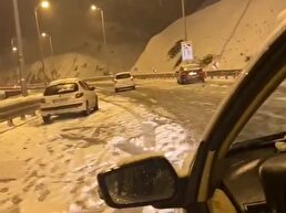 ویدیو/ اوضاع بحرانی و خطرناک جاده چالوس: ماشین های گرفتار در برف شدیدا لیز می خورند