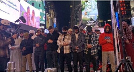 ویدیو / اقامه نماز تراویح در میدان معروف نیویورک برای اولین بار