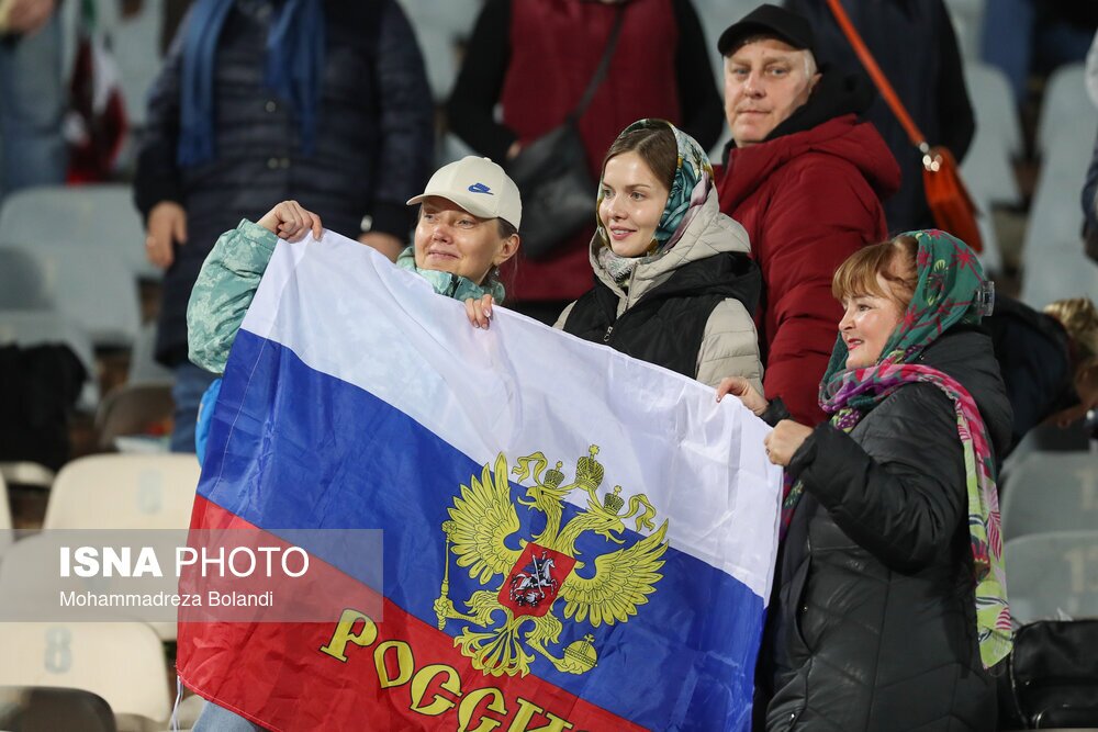 تصویری از تماشاگران زن ایرانی و روسی بازی ایران و روسیه