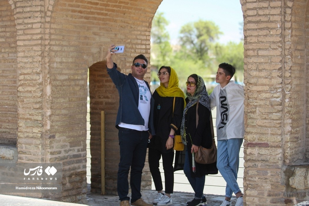 تصاویر: حضور مسافران نوروزی در کنار زاینده‌رود