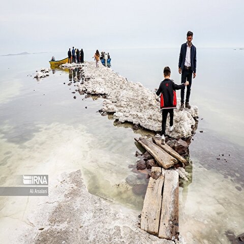 تصاویر: گردشگران نوروزی در دریاچه ارومیه