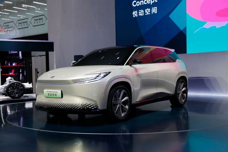 جهان خودرو؛ رونمایی از آخرین مدل بنزینی بنز کلاس E